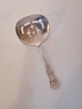 Charger l&#39;image dans la galerie, J. E CALDWELL orfèvre Cuillière de service américaine en argent sterling. Dite bon bon spoon ou nut spoon.
