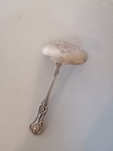 Charger l&#39;image dans la galerie, J. E CALDWELL orfèvre Cuillière de service américaine en argent sterling. Dite bon bon spoon ou nut spoon.
