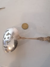 Charger l&#39;image dans la galerie, J. E CALDWELL orfèvre Cuillière de service américaine en argent sterling. Dite bon bon spoon ou nut spoon.
