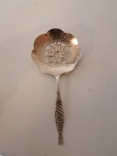 Charger l&#39;image dans la galerie, Cuillière de service américaine en argent massif dite bon bon spoon ou nut spoon. Pour les morceau de chocolat ou noix.
