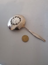 Charger l&#39;image dans la galerie, Cuillière de service américaine en argent massif dite bon bon spoon ou nut spoon. Pour les morceau de chocolat ou noix.
