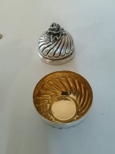 Boîte ronde en argent intérieur doré. Fait main en parfait état.