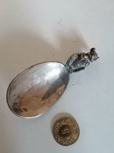 Brian Leslie Fuller, Londres, 1988 caddy spoon cuillière de collection à l'écureuil en argent massif. Sert à transvaser les feuille de thé.