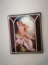 Charger l&#39;image dans la galerie, Rare plaque en argent émaillé, décor femme nu peinte à la main
