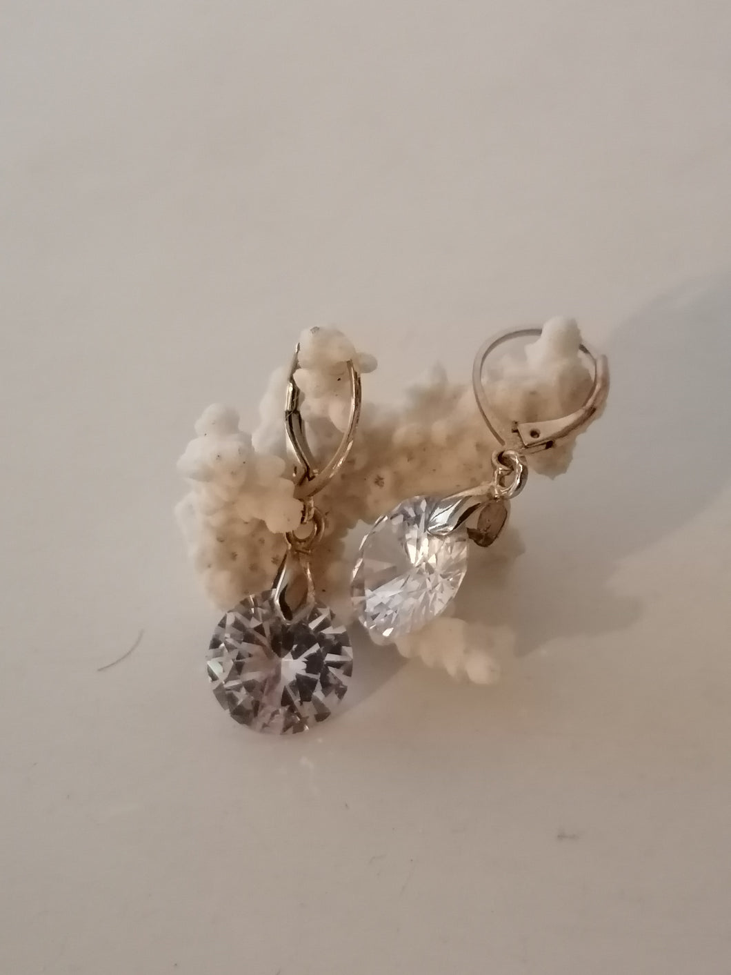 Paire de boucle d'oreille doré et solitaire en cristal taillé.