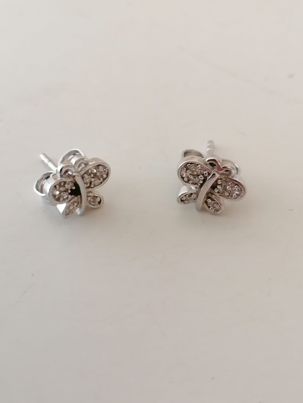 Paire de petit clou d'oreille argent doré, motif papillon sertie de cristaux.