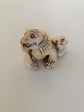 Charger l&#39;image dans la galerie, Netsuke japonais fin XIXème dans le style archaïque
