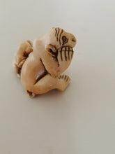 Charger l&#39;image dans la galerie, Netsuke japonais fin XIXème dans le style archaïque
