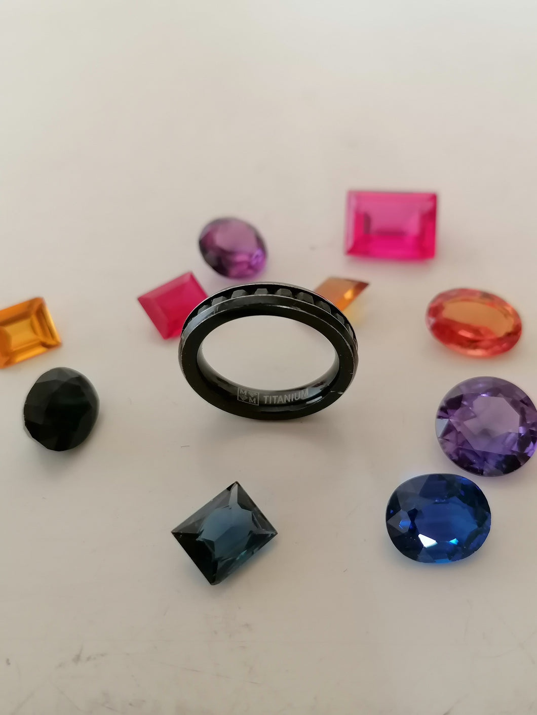 Bague en titane et cristaux taillé couleurs noir. Marque MM