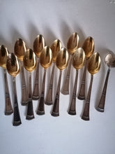 Charger l&#39;image dans la galerie, Jezler série de 12 cuillières à café en argent et vermeil état neuf. Plus 1 cuillière en argent non doré. Modèle Empire Palmettes
