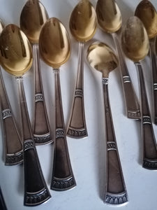 Jezler série de 12 cuillières à café en argent et vermeil état neuf. Plus 1 cuillière en argent non doré. Modèle Empire Palmettes