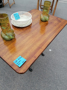 Table de bistrot ancienne, plateau en noyer massif. Piètement en fonte démontable.