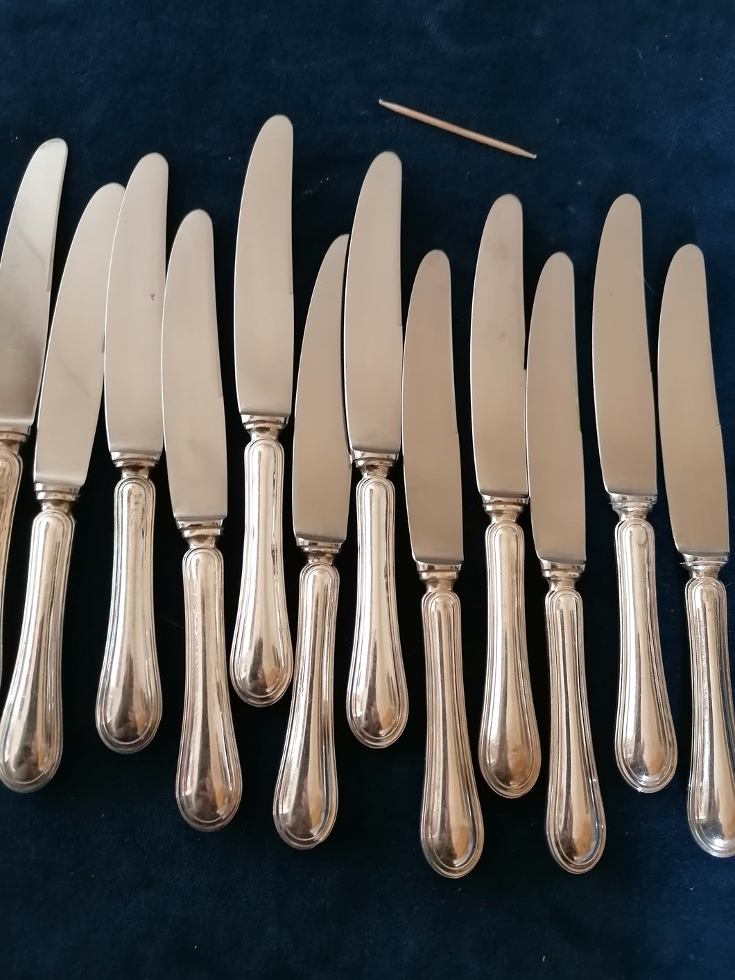 Série de 12 coûteaux entre mets, manche argent 0.800 et lame inox. Travail orfèvre italien