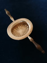 Charger l&#39;image dans la galerie, Rare ustensile de fumeur de pipe, Allemagne XVIII ème probablement Marienburg ou Hambourg. Argent massif
