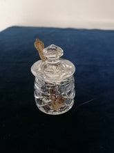 Charger l&#39;image dans la galerie, Petit pot à moutarde en cristal taillé, avec une cuillière en argent
