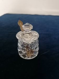 Petit pot à moutarde en cristal taillé, avec une cuillière en argent