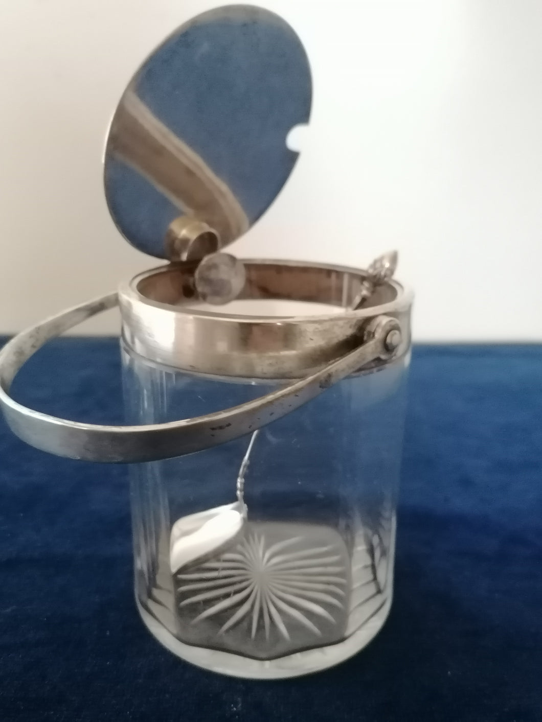 Sucrier cristal et argent à système, c'est la poignée qui actionne le couvercle quand on le rabat.
