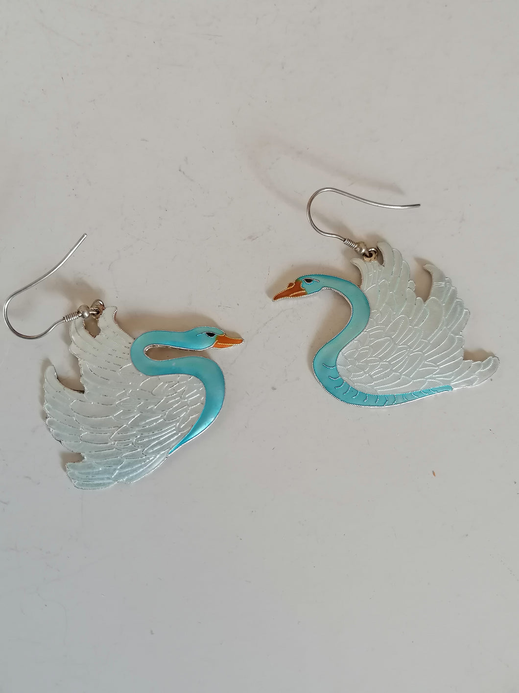 Paire de boucle d'oreille en argent peinte  émaillée, décor cygne.