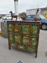 Charger l&#39;image dans la galerie, Rare buffet Tibet XIXème peint à la main. Avec porte coulissante.
