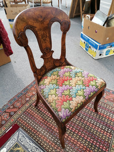 Rare chaise gondole de yverdon XIXème richement gaufrée. Noyer avec tissus assise  brodée