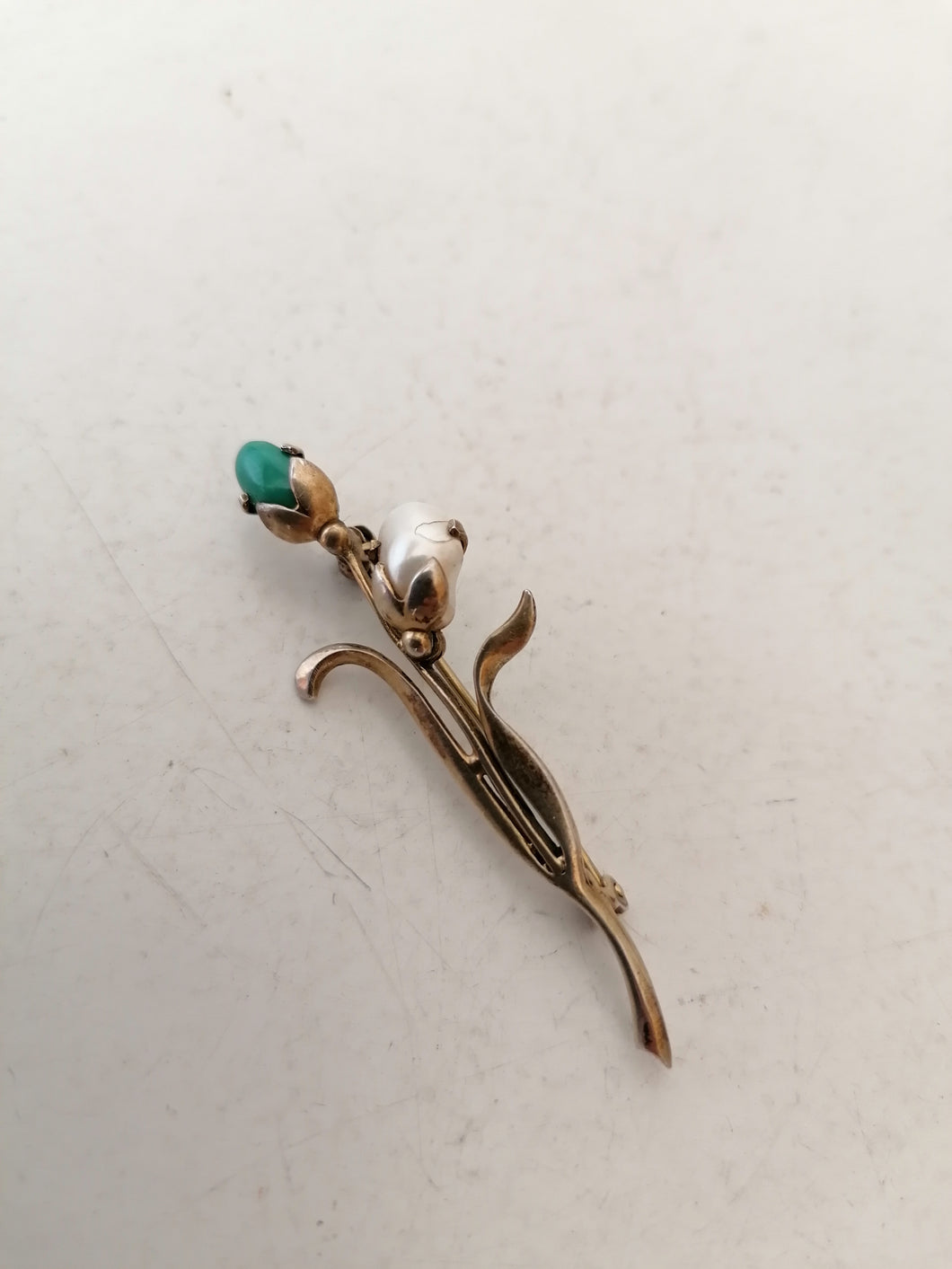 Broche muguet en argent avec perle de culture et turquoise.