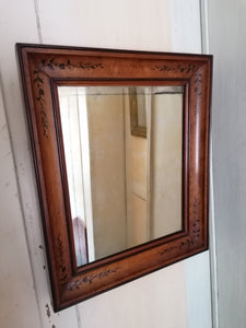 Ravissant et rare miroir d'époque Restauration /Charles X bois de placage avec fioritures.