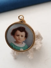 Charger l&#39;image dans la galerie, Rare médaillon double, portrait d&#39;enfants peint à la main au point. Travail Genevois vers 1900
