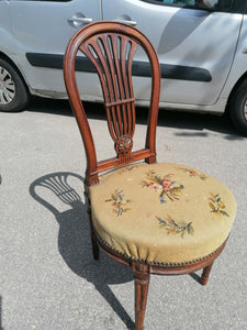 Splendide chaises montgolfière d'époque Louis XVI en noyer massif. Pied à chandelle. Médaillon inhabituel avec décors