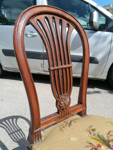 Splendide chaises montgolfière d'époque Louis XVI en noyer massif. Pied à chandelle. Médaillon inhabituel avec décors