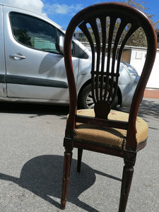 Splendide chaises montgolfière d'époque Louis XVI en noyer massif. Pied à chandelle. Médaillon inhabituel avec décors