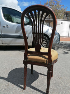 Splendide chaises montgolfière d'époque Louis XVI en noyer massif. Pied à chandelle. Médaillon inhabituel avec décors