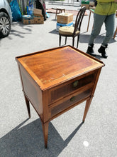 Charger l&#39;image dans la galerie, Rare petite commode d&#39;époque Directoire suisse marqueterie cerisier et noyer. Travail Suisse fin début XIXème. Bonne état générale, dans son jus
