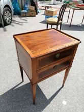 Charger l&#39;image dans la galerie, Rare petite commode d&#39;époque Directoire suisse marqueterie cerisier et noyer. Travail Suisse fin début XIXème. Bonne état générale, dans son jus
