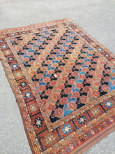 Charger l&#39;image dans la galerie, Turkmenistan charmant tapis En laine noué main XXème en parfait état. Les couleurs sont légère et très avant gardiste dans leur décors.
