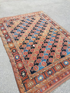Turkmenistan charmant tapis En laine noué main XXème en parfait état. Les couleurs sont légère et très avant gardiste dans leur décors.