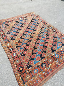 Turkmenistan charmant tapis En laine noué main XXème en parfait état. Les couleurs sont légère et très avant gardiste dans leur décors.