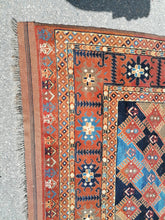 Charger l&#39;image dans la galerie, Turkmenistan charmant tapis En laine noué main XXème en parfait état. Les couleurs sont légère et très avant gardiste dans leur décors.
