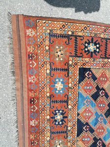 Turkmenistan charmant tapis En laine noué main XXème en parfait état. Les couleurs sont légère et très avant gardiste dans leur décors.