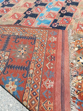 Charger l&#39;image dans la galerie, Turkmenistan charmant tapis En laine noué main XXème en parfait état. Les couleurs sont légère et très avant gardiste dans leur décors.
