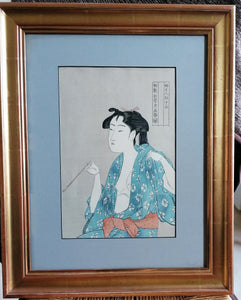 Estampe japonaise reproduction XXème geisha fumant seins à l'air.