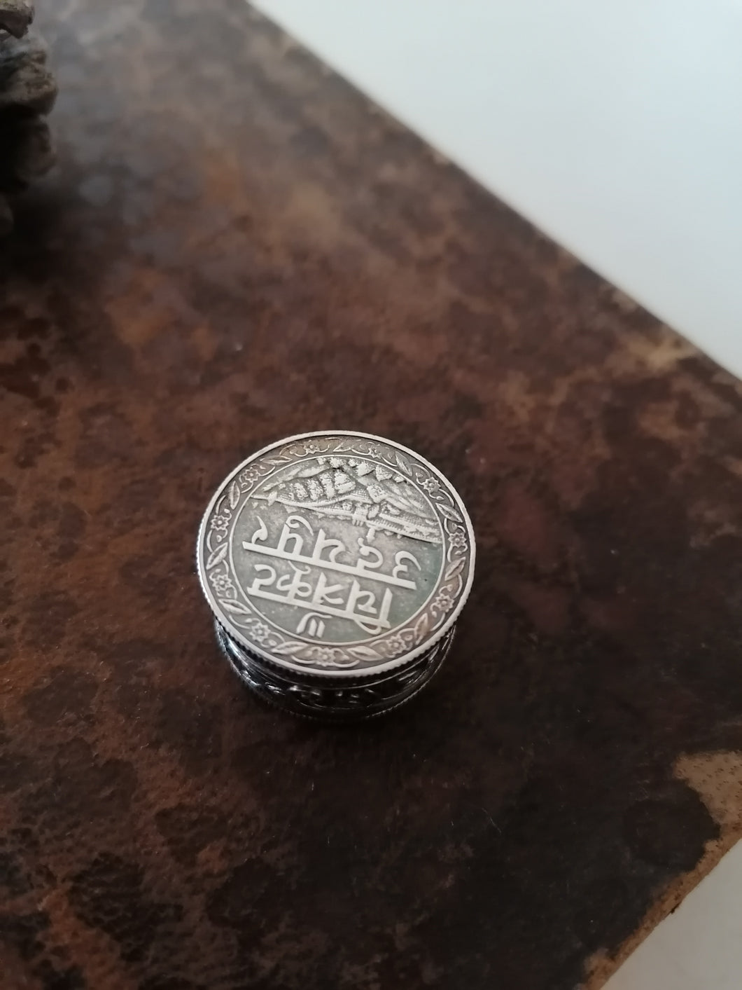 Petite boîte ronde en argent avec monnaie indienne Rajasthan