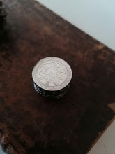 Charger l&#39;image dans la galerie, Petite boîte ronde en argent avec monnaie indienne Rajasthan

