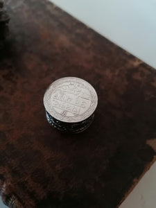 Petite boîte ronde en argent avec monnaie indienne Rajasthan