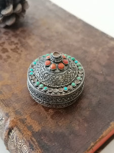 Boîte tibétaine en argent massif avec turquoise et corail