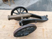 Charger l&#39;image dans la galerie, Rare cannon vaudois en bronze commémoratif  modèle  de 1820 fait en 1920.  Parfait état. Ponçons fondeur et Canton
