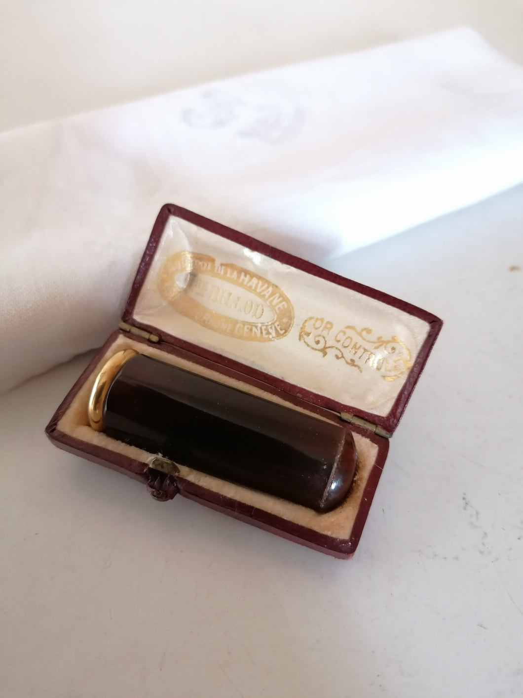 Fume cigarette en ambre et or 18 ct. Fait à Paris fin XIXème. Avec son étui