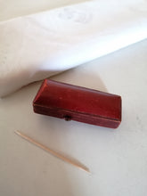 Charger l&#39;image dans la galerie, Fume cigarette en ambre et or 18 ct. Fait à Paris fin XIXème. Avec son étui
