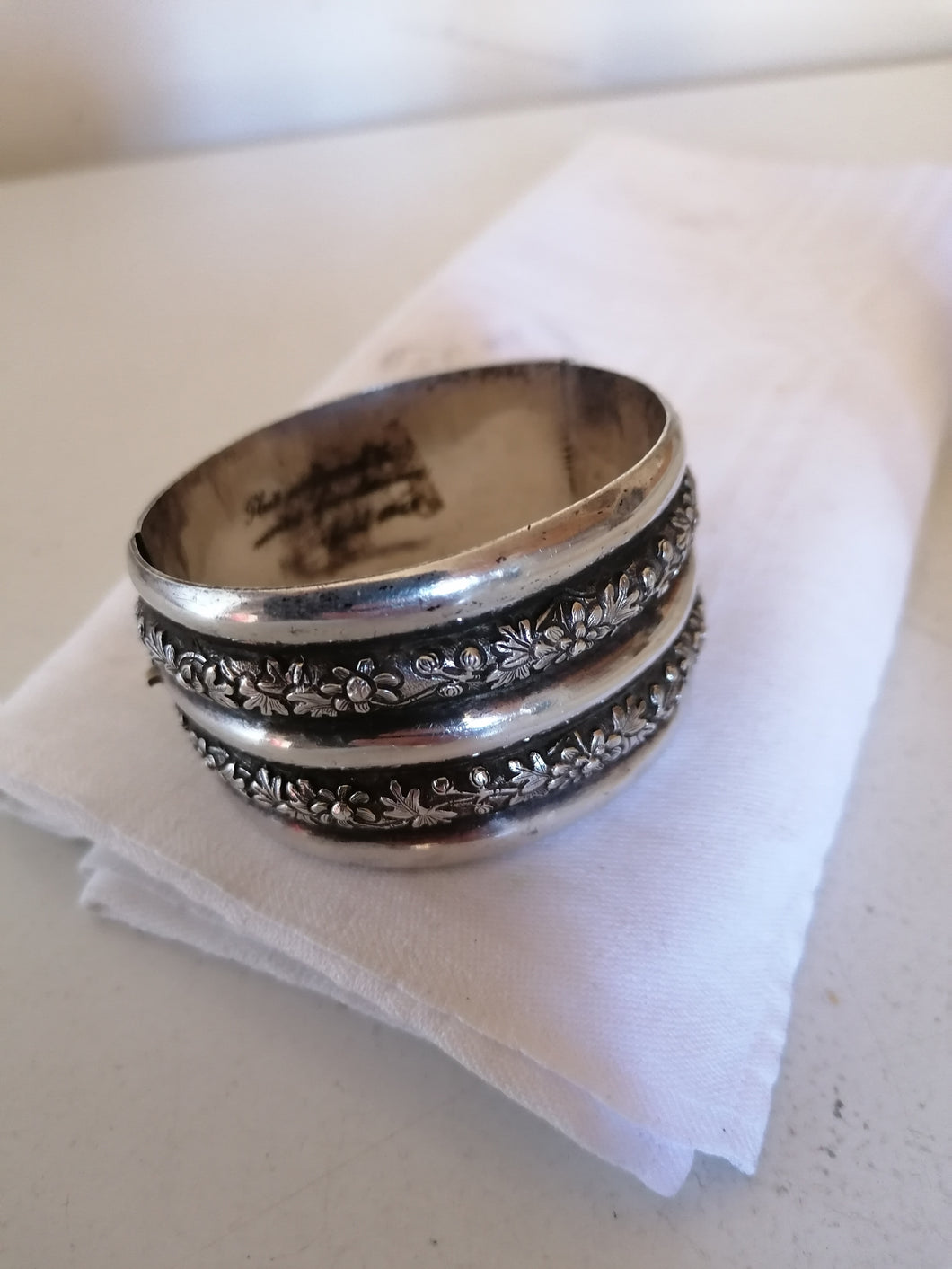 Bracelet manchette en argent massif, travail orientale probablement Égypte début XXème.