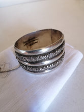 Charger l&#39;image dans la galerie, Bracelet manchette en argent massif, travail orientale probablement Égypte début XXème.
