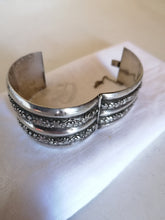 Charger l&#39;image dans la galerie, Bracelet manchette en argent massif, travail orientale probablement Égypte début XXème.
